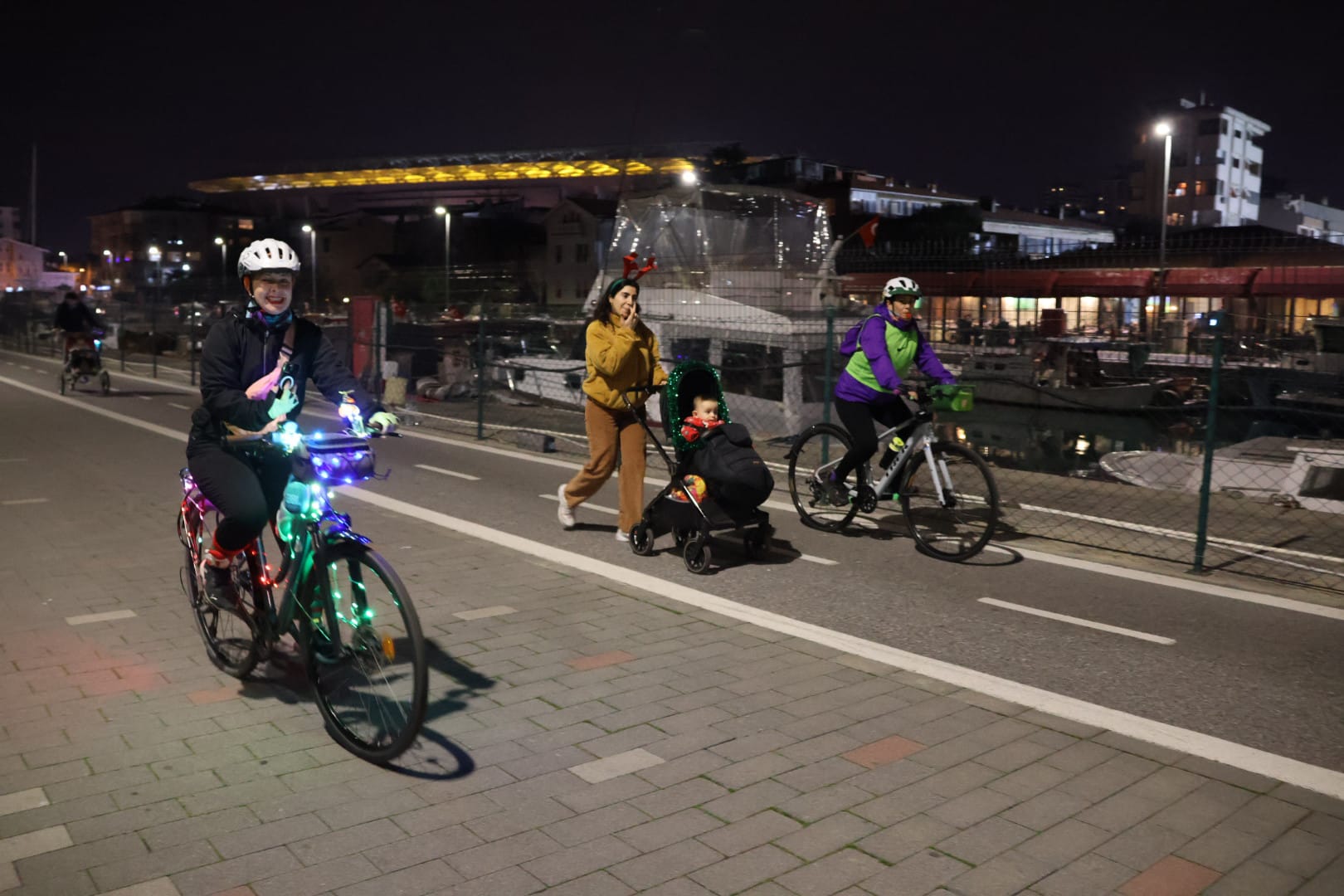 Kadınlar en uzun geceyi bisikletleriyle aydınlattı